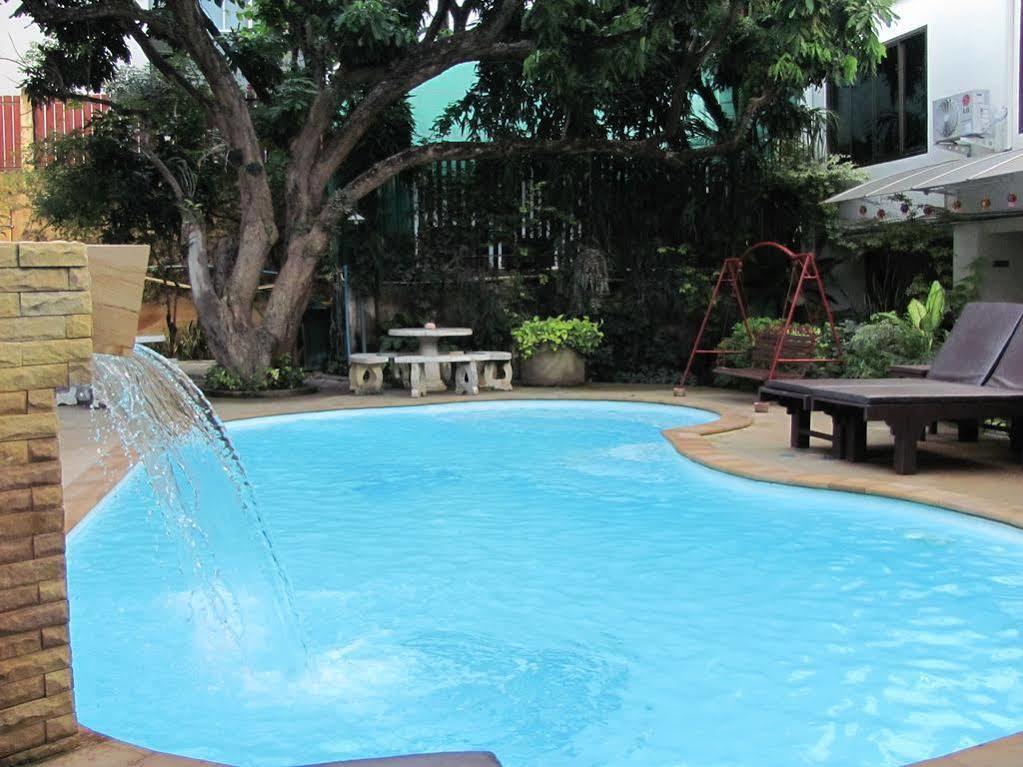 Riverside House 3*